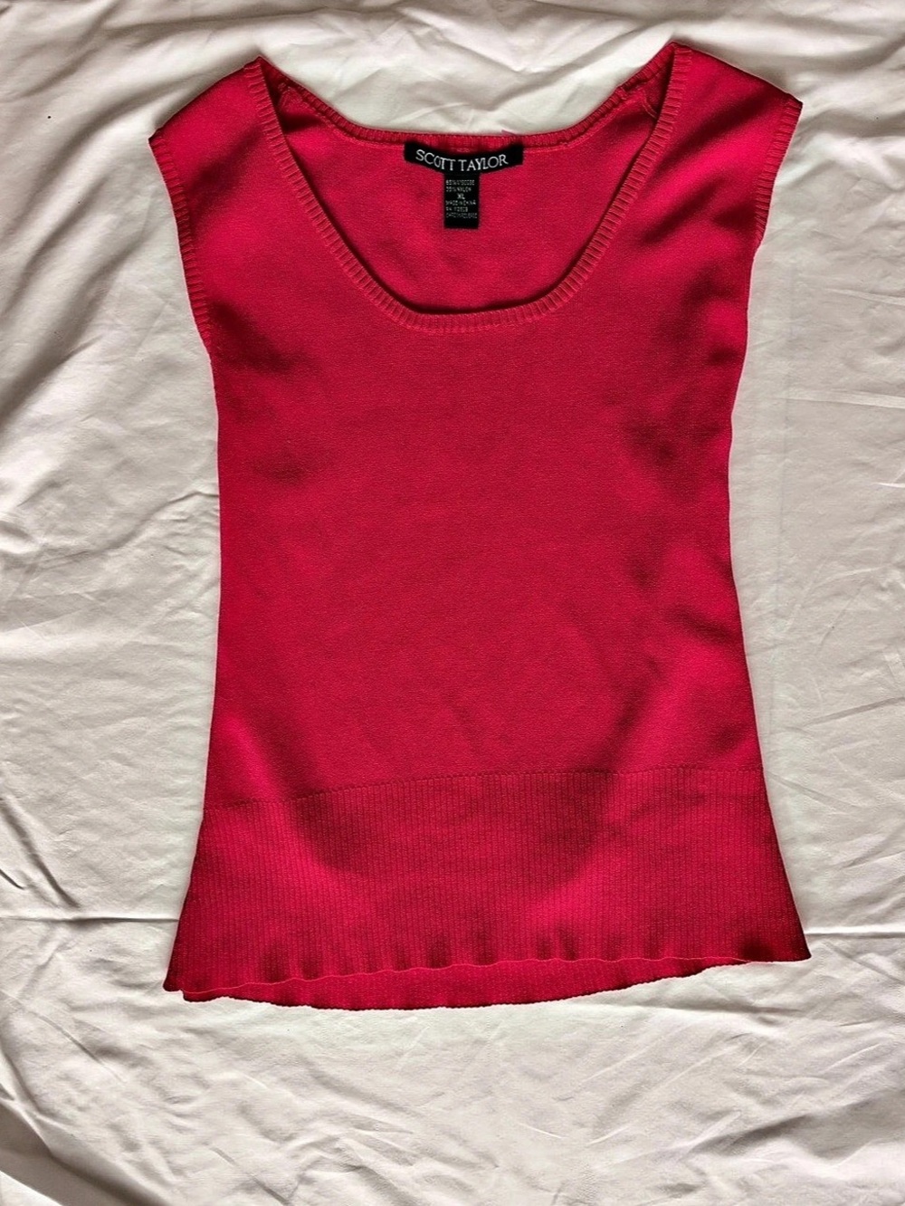 Scott Taylor Short sleeve scoop neckline top size XL, however fits adjustable